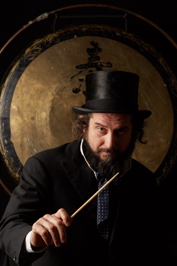 Il Festival del Vittoriale Tener-a-mente annuncia Vinicio Capossela in concerto con l'Orchestra Filarmonica Arturo Toscanini, 21 Luglio a Tener-a-mente